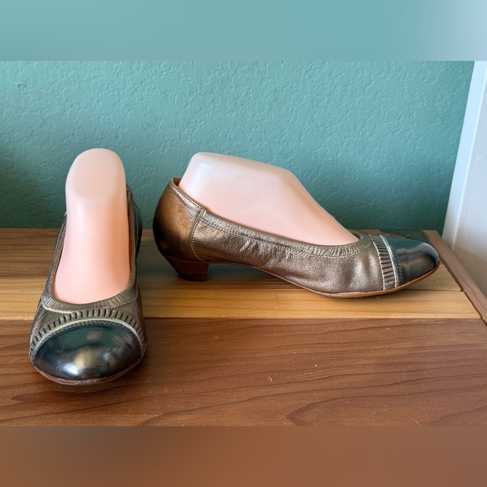 AGL Attilio Giusti Leombruni Gold Bronze Leather Cap Toe Pumps EU38 US7.5